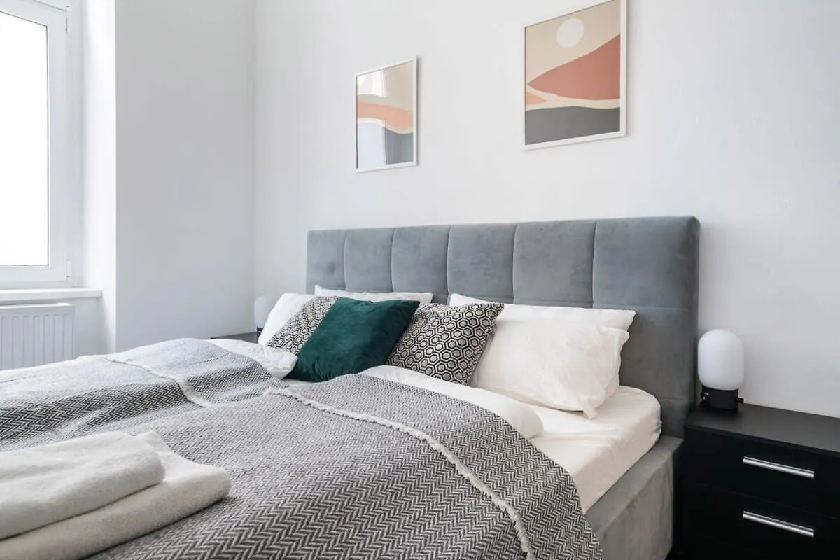Homely Berlin - Spacious, Modern, S-Bahn Nearby , Groups & Families شقة