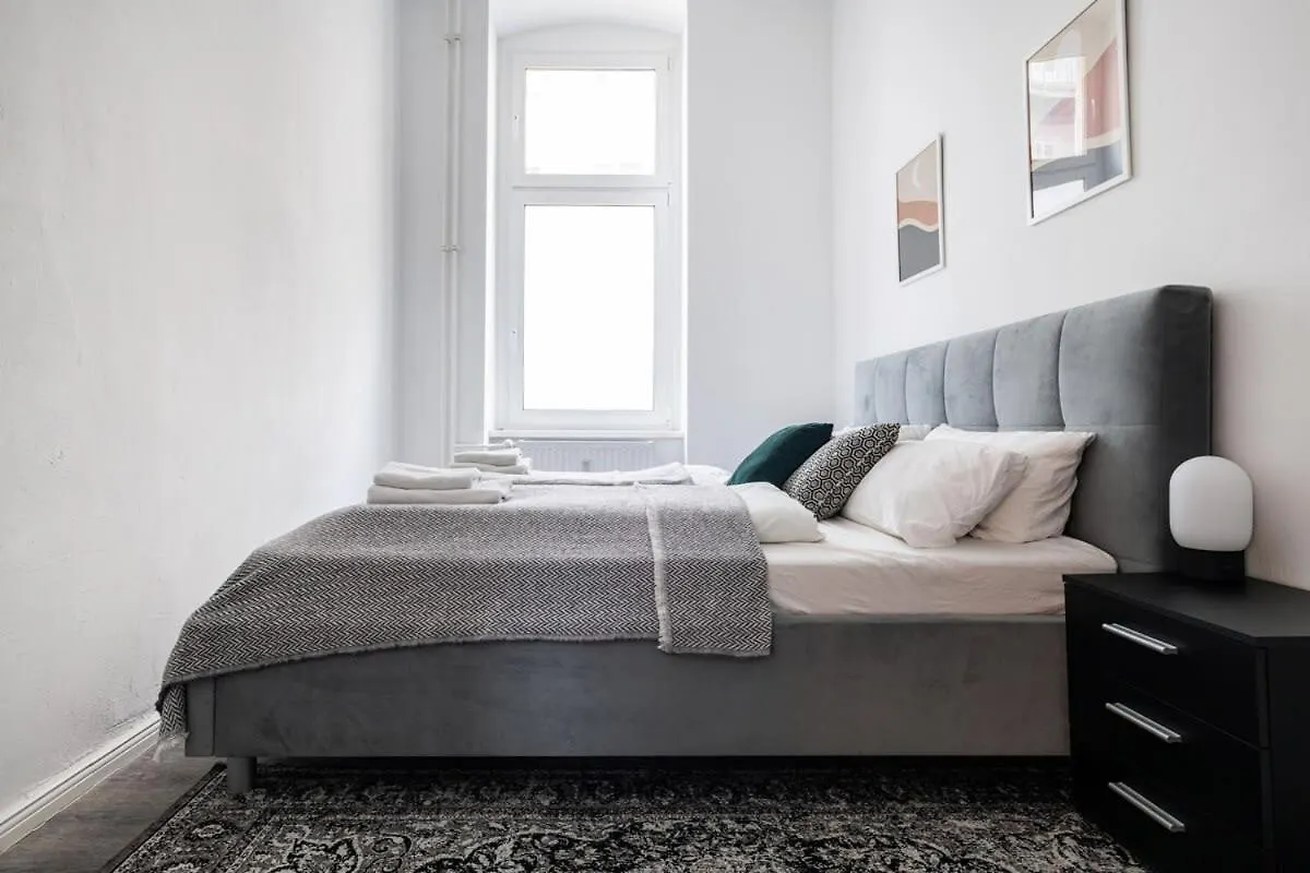 Homely Berlin - Spacious, Modern, S-Bahn Nearby , Groups & Families